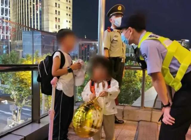 短短4小时,在路上“捡”到多个娃!假期过半,警察蜀黍紧急提醒:父母们可长点心休闲区蓝鸢梦想 - Www.slyday.coM 短短4小时,在路上“捡”到多个娃!假期过半,警察蜀黍紧急提醒:父母们可长点心休闲区蓝鸢梦想 - Www.slyday.coM