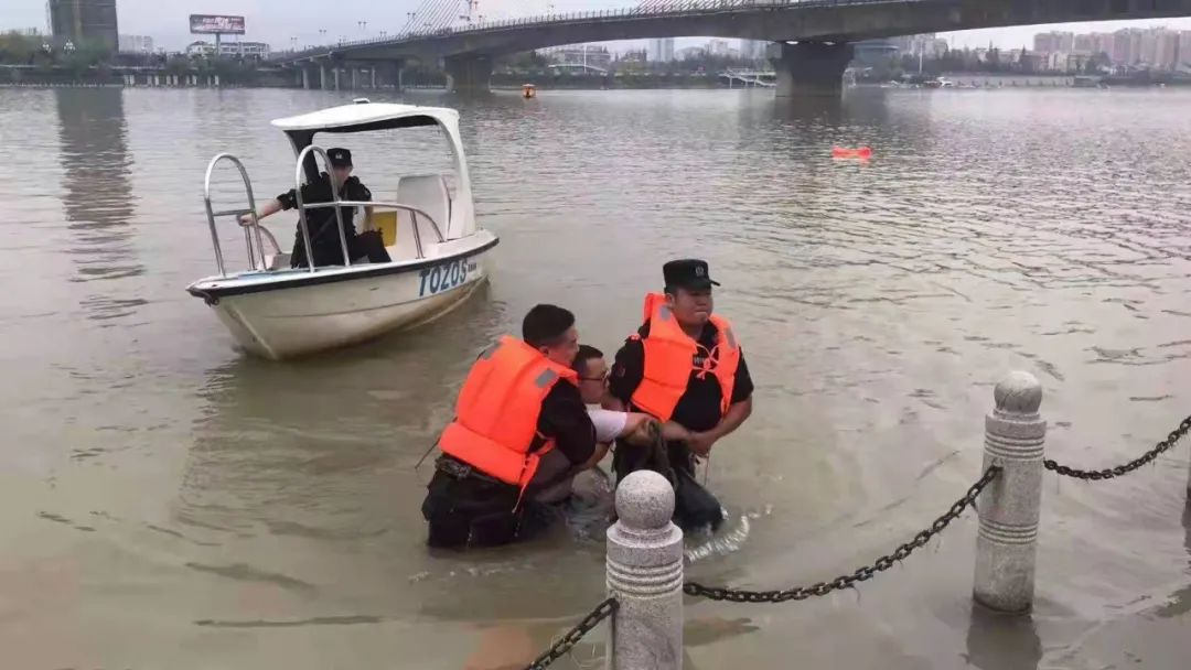 这里山体滑坡正在紧张抢通!陕西多地遭暴雨袭击,气温创今秋新低休闲区蓝鸢梦想 - Www.slyday.coM 这里山体滑坡正在紧张抢通!陕西多地遭暴雨袭击,气温创今秋新低休闲区蓝鸢梦想 - Www.slyday.coM