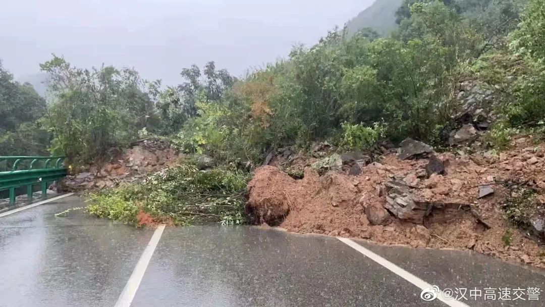 这里山体滑坡正在紧张抢通!陕西多地遭暴雨袭击,气温创今秋新低休闲区蓝鸢梦想 - Www.slyday.coM 这里山体滑坡正在紧张抢通!陕西多地遭暴雨袭击,气温创今秋新低休闲区蓝鸢梦想 - Www.slyday.coM