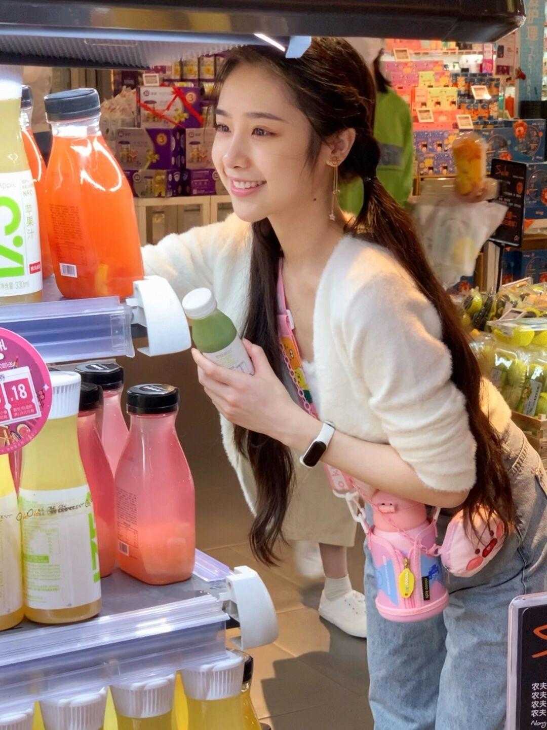 秋季,身穿针织衫搭配牛仔裤简约大气,秒变成初恋模样 秋季,身穿针织衫搭配牛仔裤简约大气,秒变成初恋模样