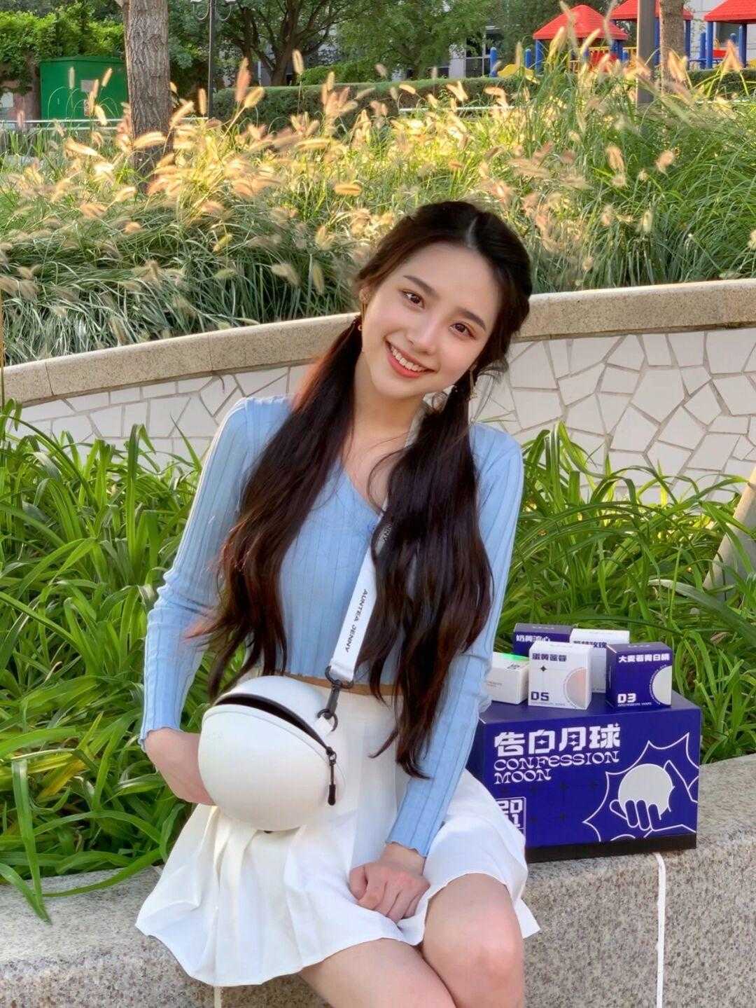 秋季,身穿针织衫搭配牛仔裤简约大气,秒变成初恋模样 秋季,身穿针织衫搭配牛仔裤简约大气,秒变成初恋模样