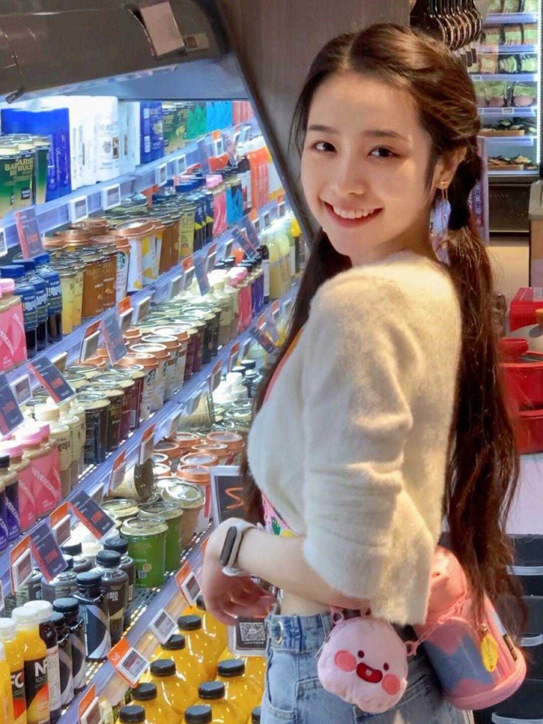 秋季,身穿针织衫搭配牛仔裤简约大气,秒变成初恋模样 秋季,身穿针织衫搭配牛仔裤简约大气,秒变成初恋模样