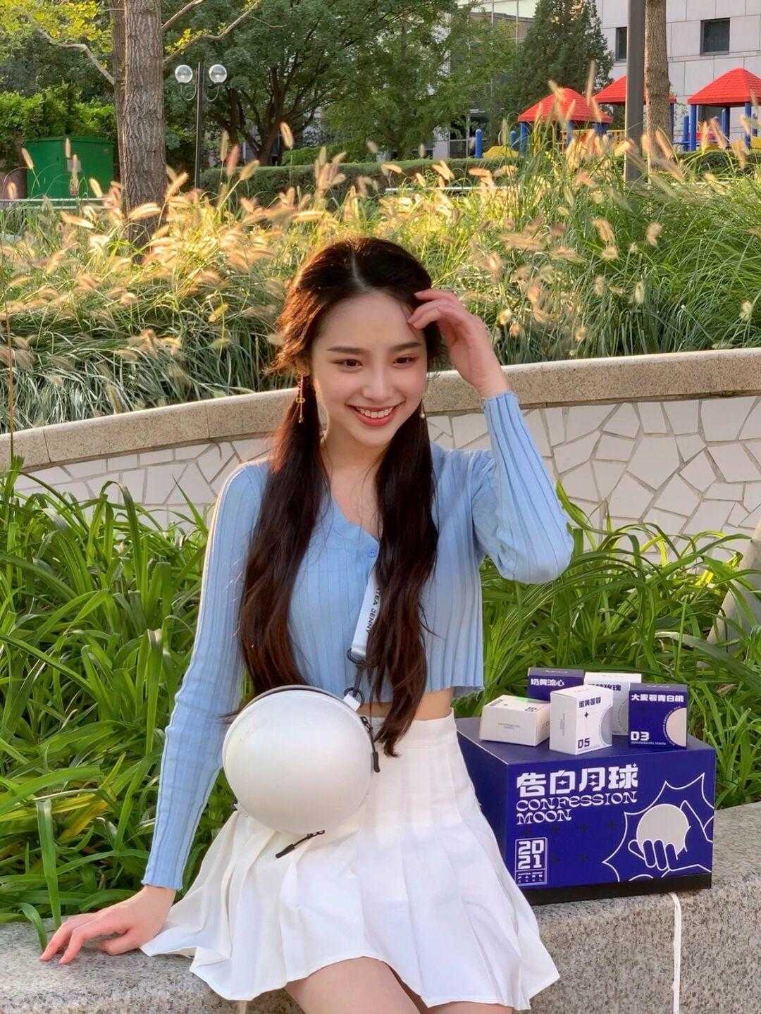 秋季,身穿针织衫搭配牛仔裤简约大气,秒变成初恋模样 秋季,身穿针织衫搭配牛仔裤简约大气,秒变成初恋模样