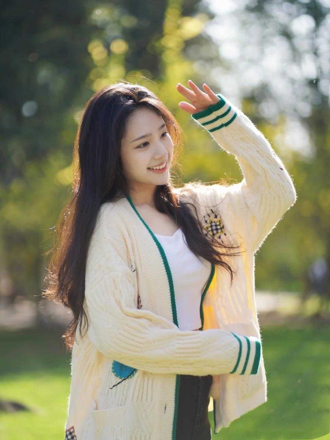 秋季,身穿针织衫搭配牛仔裤简约大气,秒变成初恋模样 秋季,身穿针织衫搭配牛仔裤简约大气,秒变成初恋模样