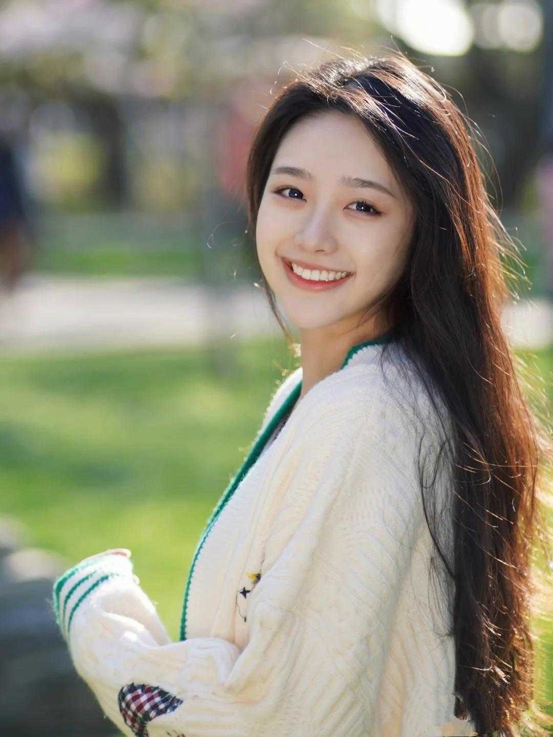 秋季,身穿针织衫搭配牛仔裤简约大气,秒变成初恋模样 秋季,身穿针织衫搭配牛仔裤简约大气,秒变成初恋模样