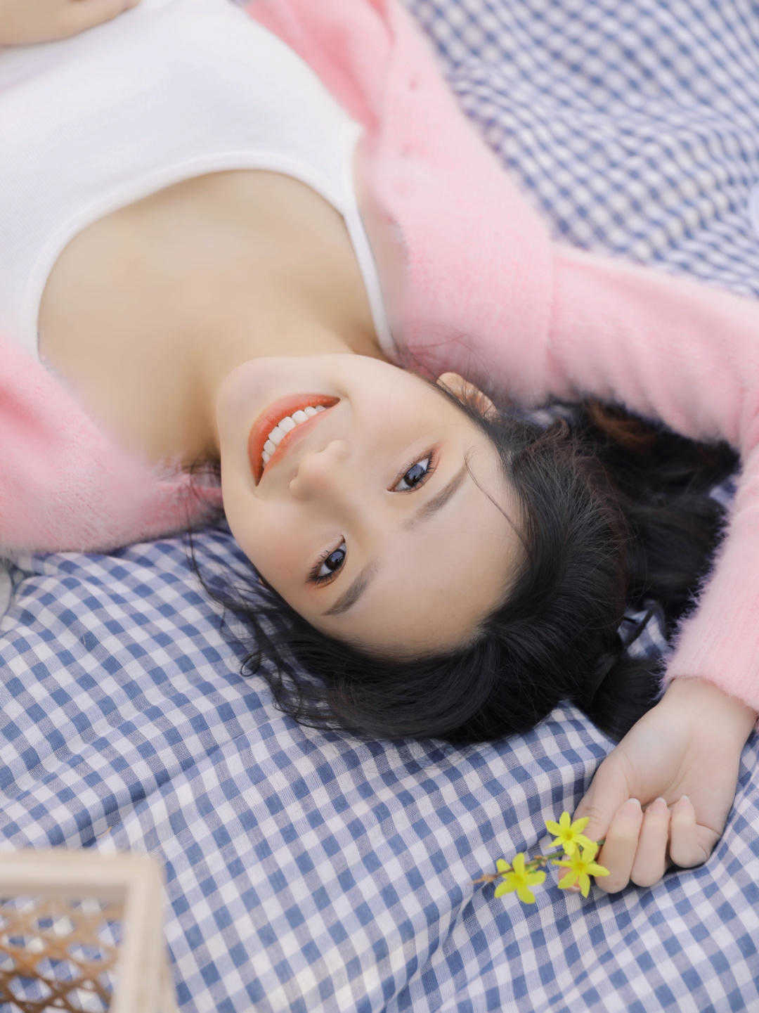 秋季,身穿针织衫搭配牛仔裤简约大气,秒变成初恋模样 秋季,身穿针织衫搭配牛仔裤简约大气,秒变成初恋模样