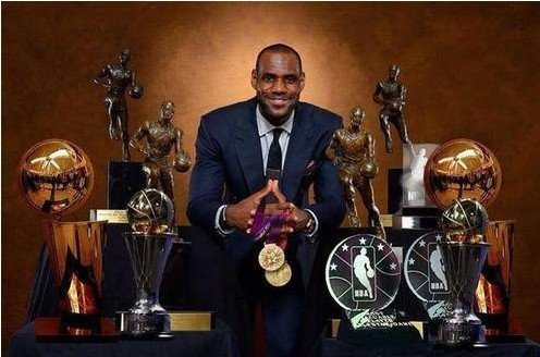 nba奖杯组成是,4个总冠军,3个fmvp,3个amvp,一个mvp的,还有一个最佳