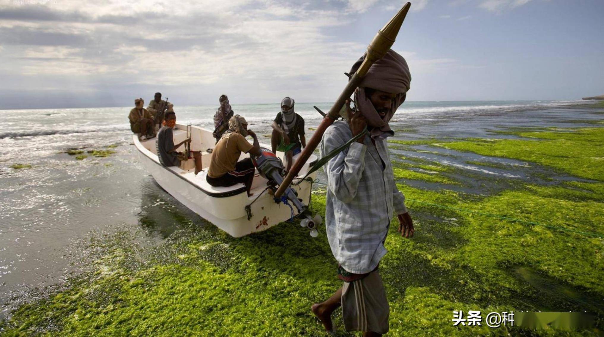 2010年，11名海盗打劫<a href=