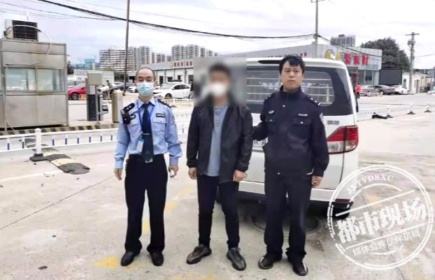 尴尬!“高科技设备”失灵,男子科目一考试作弊被抓现行休闲区蓝鸢梦想 - Www.slyday.coM 尴尬!“高科技设备”失灵,男子科目一考试作弊被抓现行休闲区蓝鸢梦想 - Www.slyday.coM