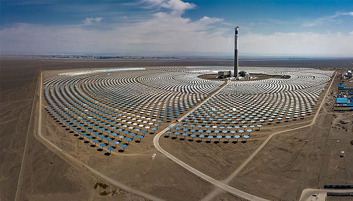 新疆熔鹽塔式光熱發電站?圖片來源:圖蟲創意