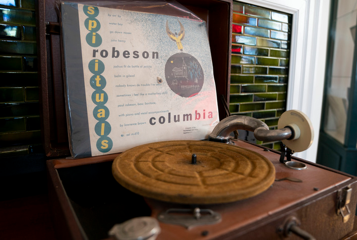 ▲10月1日，在保罗·罗伯逊故居内，摆放着罗伯逊的一张唱片。新华社记者刘杰摄
