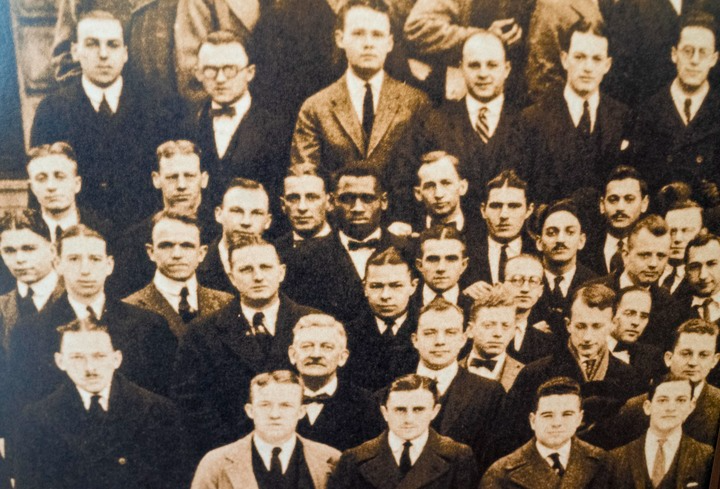 ▲10月1日，在保罗·罗伯逊故居内拍摄的展板显示，1923年罗伯逊从哥伦比亚大学法学院毕业时的合影。新华社记者刘杰摄