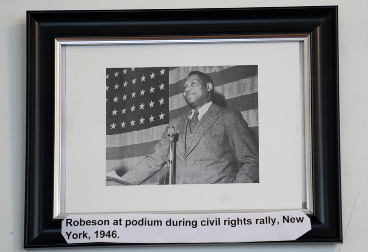 ▲10月1日，在保罗·罗伯逊故居内，摆放着罗伯逊在美国民权运动中演讲的照片。新华社记者刘杰摄