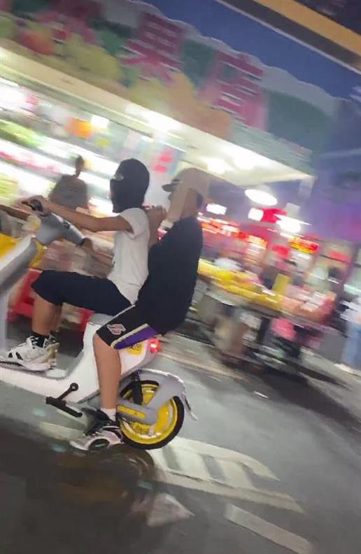 “男子街头戴日本军帽?” 警方通报来了!休闲区蓝鸢梦想 - Www.slyday.coM “男子街头戴日本军帽?” 警方通报来了!休闲区蓝鸢梦想 - Www.slyday.coM