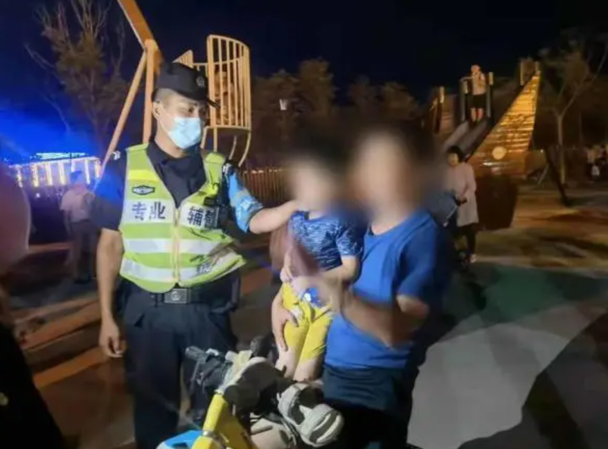 短短4小时,在路上“捡”到多个娃!假期出游如何防止孩子走失?警察蜀黍给出提醒休闲区蓝鸢梦想 - Www.slyday.coM 短短4小时,在路上“捡”到多个娃!假期出游如何防止孩子走失?警察蜀黍给出提醒休闲区蓝鸢梦想 - Www.slyday.coM
