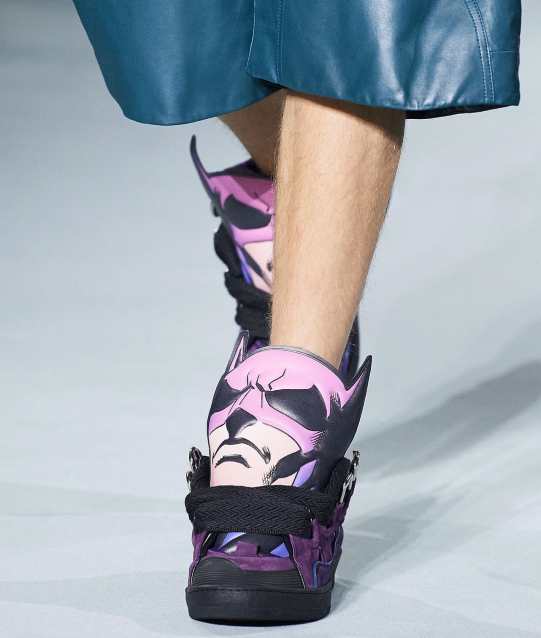 蟑螂侠必上脚!Lanvin浪凡 x 蝙蝠侠联名"面包鞋"曝光,确认发售!休闲区蓝鸢梦想 - Www.slyday.coM 蟑螂侠必上脚!Lanvin浪凡 x 蝙蝠侠联名"面包鞋"曝光,确认发售!休闲区蓝鸢梦想 - Www.slyday.coM