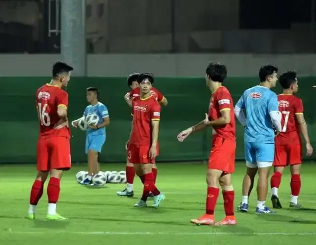 国足马上要踢越南了，你认为国足怎么样才能赢？