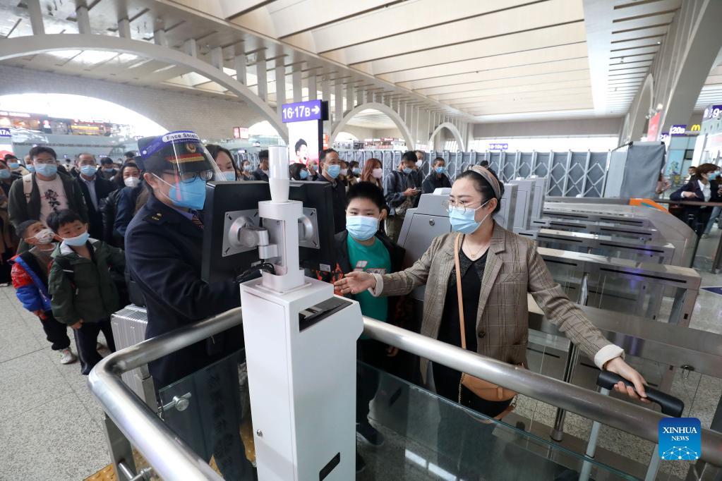 Passengers check in at the Shijiazhuang railway station in Shijiazhuang, north China's Hebei Province, Oct. 7, 2021. Transportation hubs across China are witnessing the peak of return passengers as the week-long holiday draws to an end on Thursday. (Photo by Liang Zidong/Xinhua)