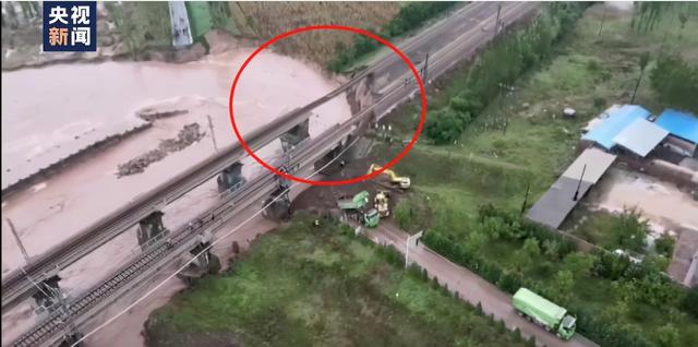 山西昌源河大桥桥台被冲垮 一张图告诉你山西雨有多大休闲区蓝鸢梦想 - Www.slyday.coM 山西昌源河大桥桥台被冲垮 一张图告诉你山西雨有多大休闲区蓝鸢梦想 - Www.slyday.coM