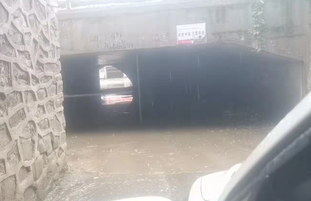 护航国庆 交警同行休闲区蓝鸢梦想 - Www.slyday.coM 护航国庆 交警同行休闲区蓝鸢梦想 - Www.slyday.coM