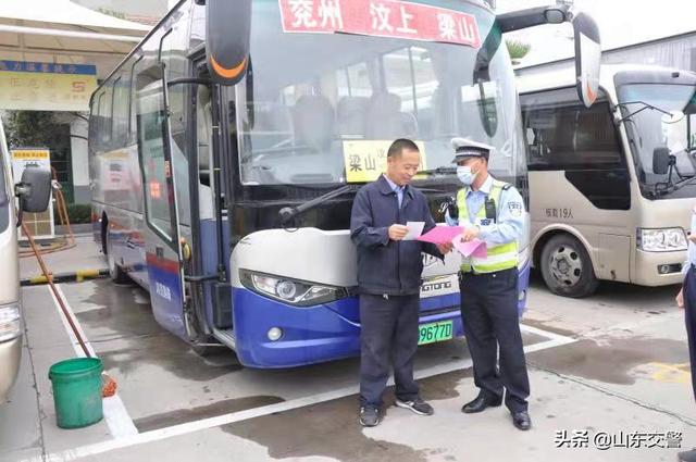 国庆假期安全不打烊!山东交警积极开展交通安全宣传活动!休闲区蓝鸢梦想 - Www.slyday.coM 国庆假期安全不打烊!山东交警积极开展交通安全宣传活动!休闲区蓝鸢梦想 - Www.slyday.coM