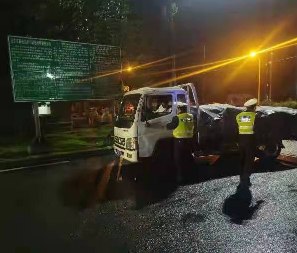 护航国庆 交警同行休闲区蓝鸢梦想 - Www.slyday.coM 护航国庆 交警同行休闲区蓝鸢梦想 - Www.slyday.coM