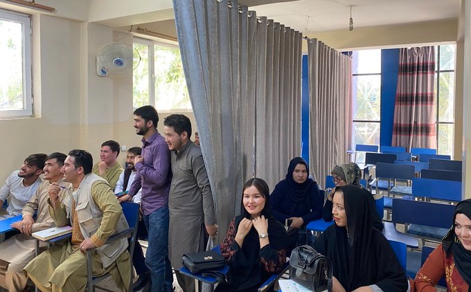 阿富汗大学校园内的隔离教学，图自社交媒体