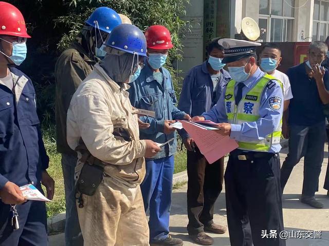 国庆假期安全不打烊!山东交警积极开展交通安全宣传活动!休闲区蓝鸢梦想 - Www.slyday.coM 国庆假期安全不打烊!山东交警积极开展交通安全宣传活动!休闲区蓝鸢梦想 - Www.slyday.coM