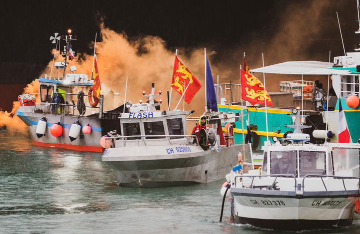 ▲资料图片：法国渔船在英属泽西岛首府圣赫利尔附近海域参加示威活动。新华社/美联