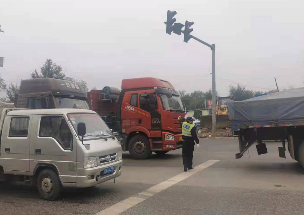 护航国庆 交警同行休闲区蓝鸢梦想 - Www.slyday.coM 护航国庆 交警同行休闲区蓝鸢梦想 - Www.slyday.coM