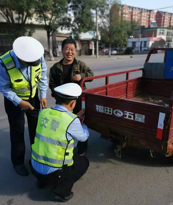 护航国庆 交警同行休闲区蓝鸢梦想 - Www.slyday.coM 护航国庆 交警同行休闲区蓝鸢梦想 - Www.slyday.coM