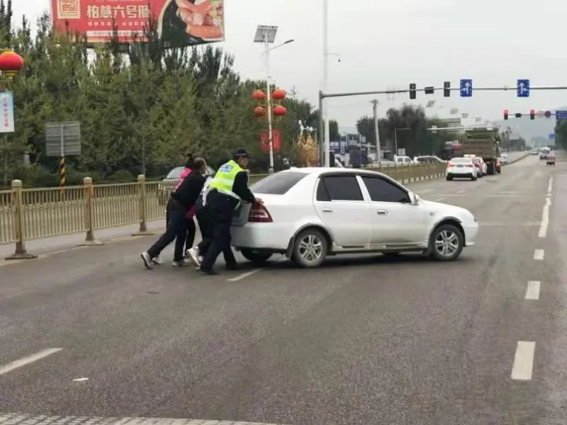 护航国庆 交警同行休闲区蓝鸢梦想 - Www.slyday.coM 护航国庆 交警同行休闲区蓝鸢梦想 - Www.slyday.coM