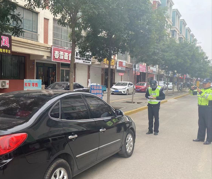 护航国庆 交警同行休闲区蓝鸢梦想 - Www.slyday.coM 护航国庆 交警同行休闲区蓝鸢梦想 - Www.slyday.coM