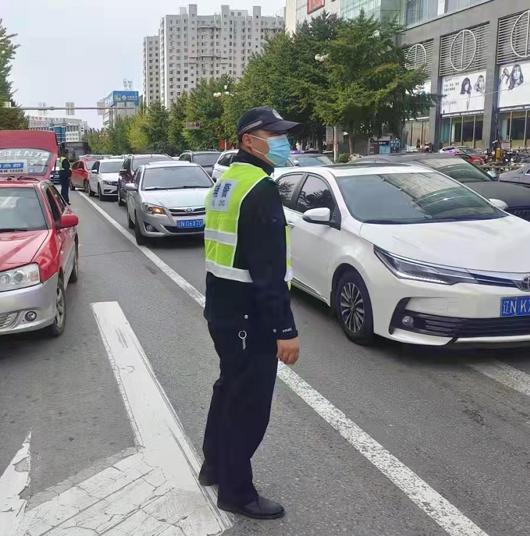 护航国庆 交警同行休闲区蓝鸢梦想 - Www.slyday.coM 护航国庆 交警同行休闲区蓝鸢梦想 - Www.slyday.coM
