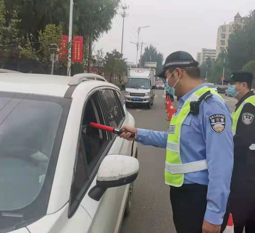 护航国庆 交警同行休闲区蓝鸢梦想 - Www.slyday.coM 护航国庆 交警同行休闲区蓝鸢梦想 - Www.slyday.coM