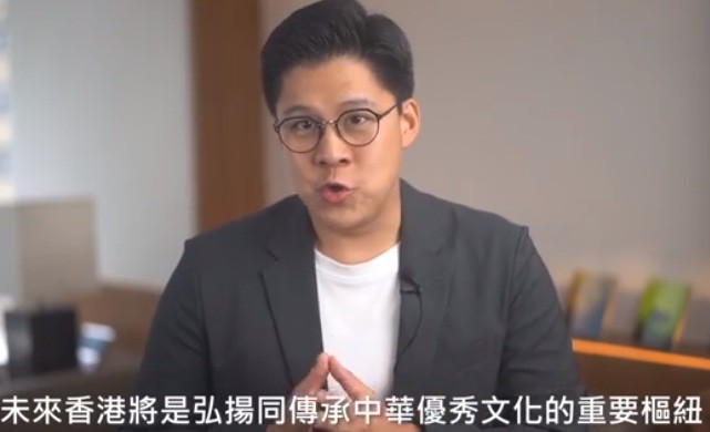 郭晶晶太幸福，霍启刚在户外给她按摩，夫妻还不忘搂腰合影