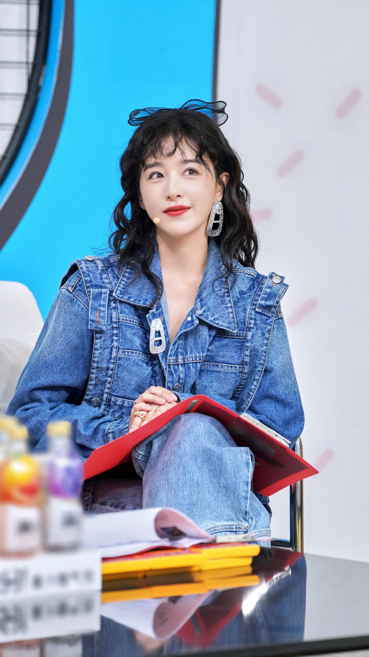 阚清子衣品绝了！穿黑西装配工装裤又飒又美，这时尚感拿捏真到位