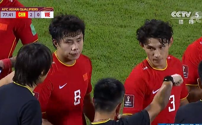 2-0到2-2再到3-2!国足拒爆冷,武磊补时绝杀!单场2球击败越南