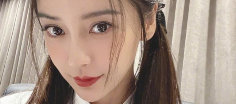 Angelababy“脱罩素颜”带儿子玩乐园 1举动认证：是好妈妈