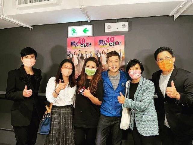 郭晶晶太幸福，霍启刚在户外给她按摩，夫妻还不忘搂腰合影