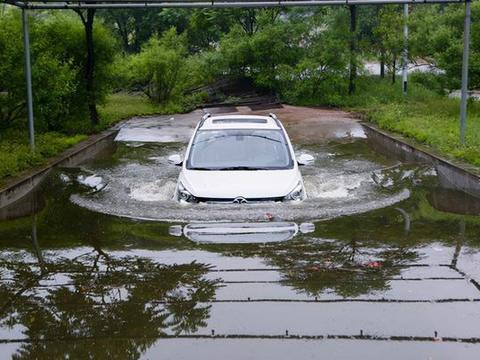 新能源汽车电池包在底部安装，是否能涉水，涉水后又会如何