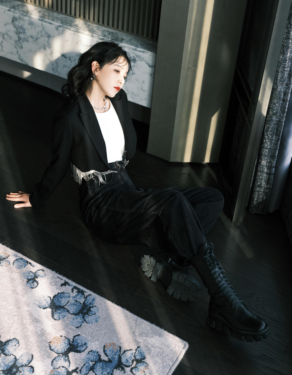 阚清子衣品绝了！穿黑西装配工装裤又飒又美，这时尚感拿捏真到位