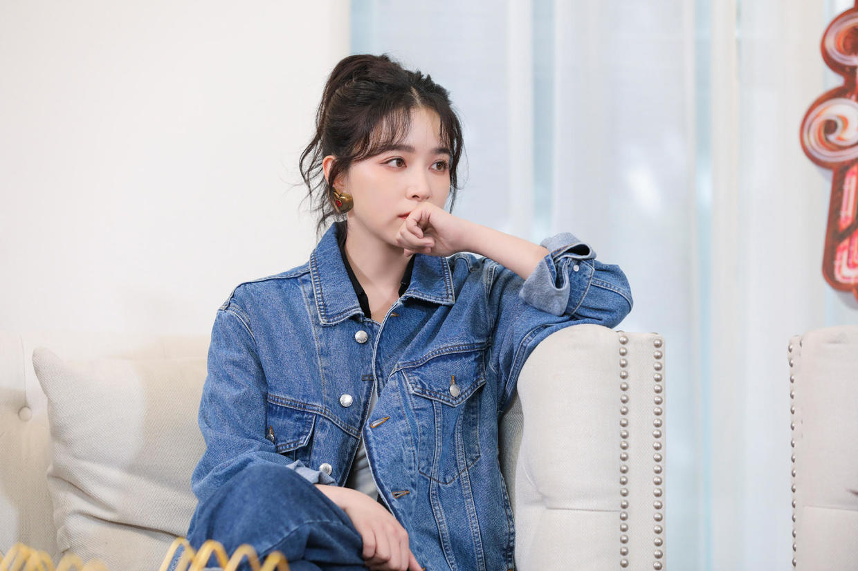 阚清子衣品绝了！穿黑西装配工装裤又飒又美，这时尚感拿捏真到位