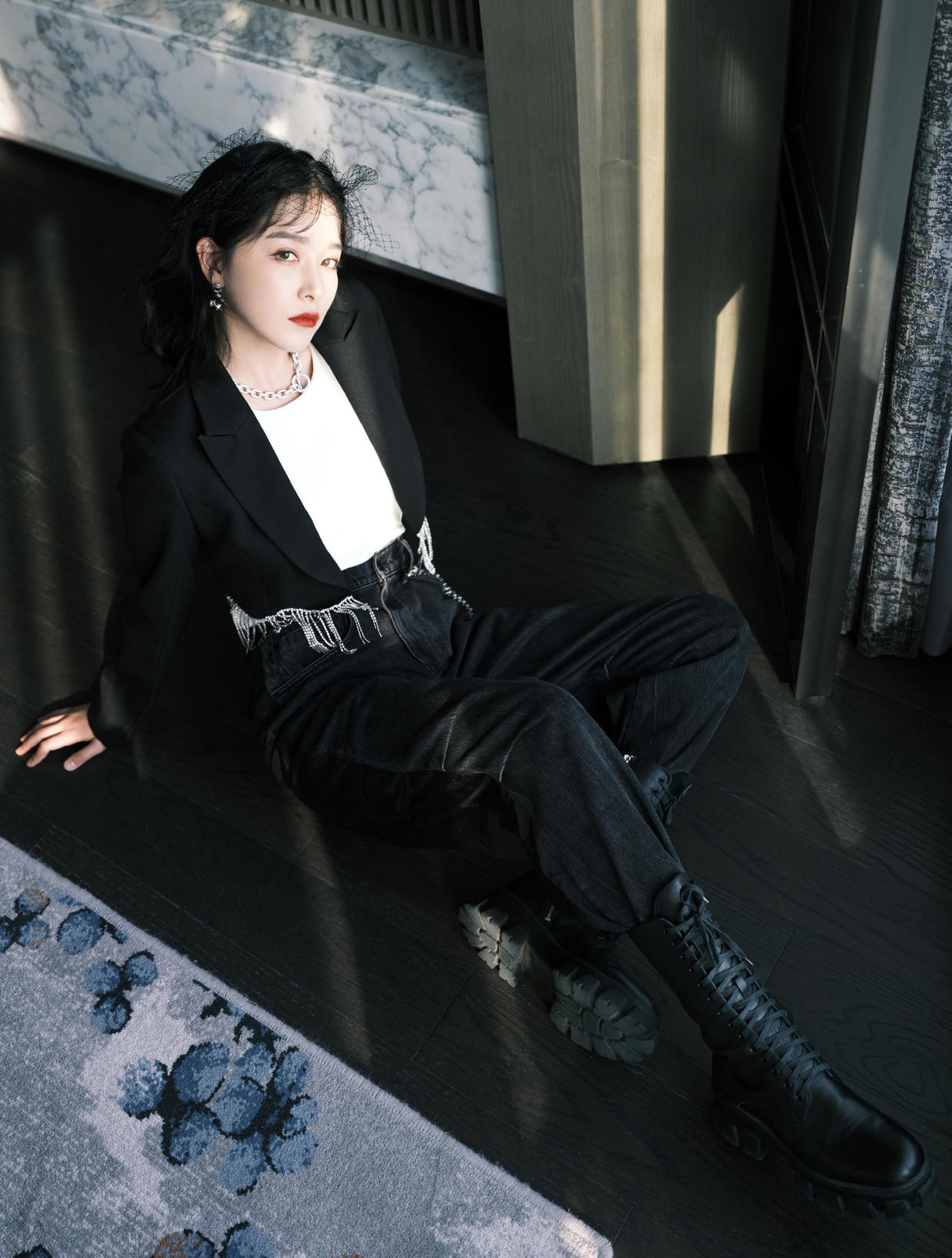 阚清子衣品绝了！穿黑西装配工装裤又飒又美，这时尚感拿捏真到位