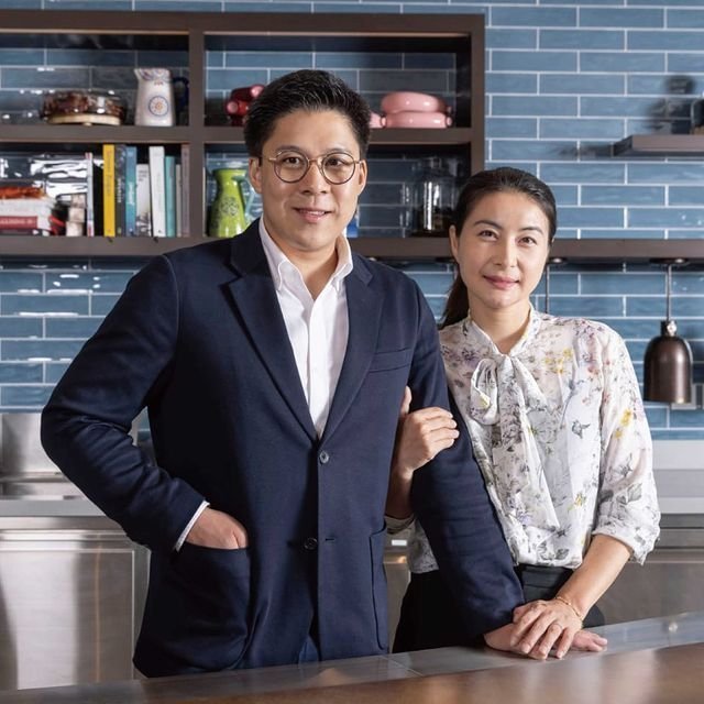 郭晶晶太幸福，霍启刚在户外给她按摩，夫妻还不忘搂腰合影