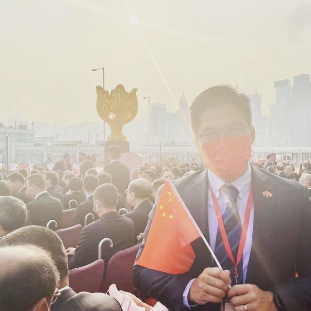 郭晶晶太幸福，霍启刚在户外给她按摩，夫妻还不忘搂腰合影