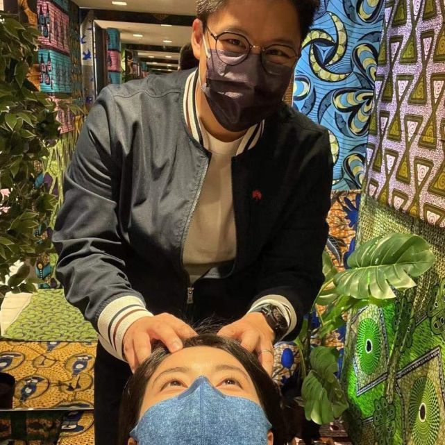 郭晶晶太幸福，霍启刚在户外给她按摩，夫妻还不忘搂腰合影