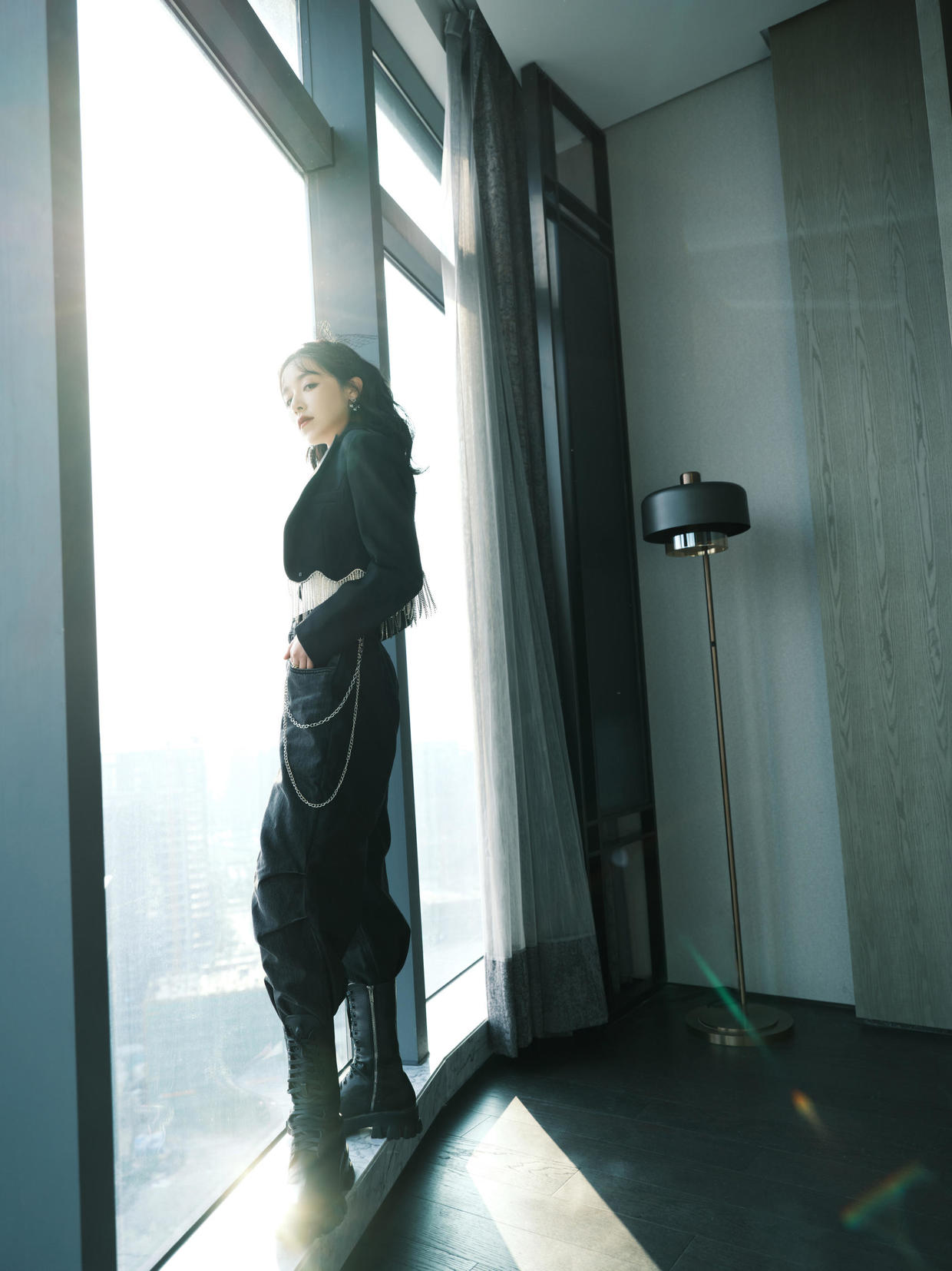 阚清子衣品绝了！穿黑西装配工装裤又飒又美，这时尚感拿捏真到位