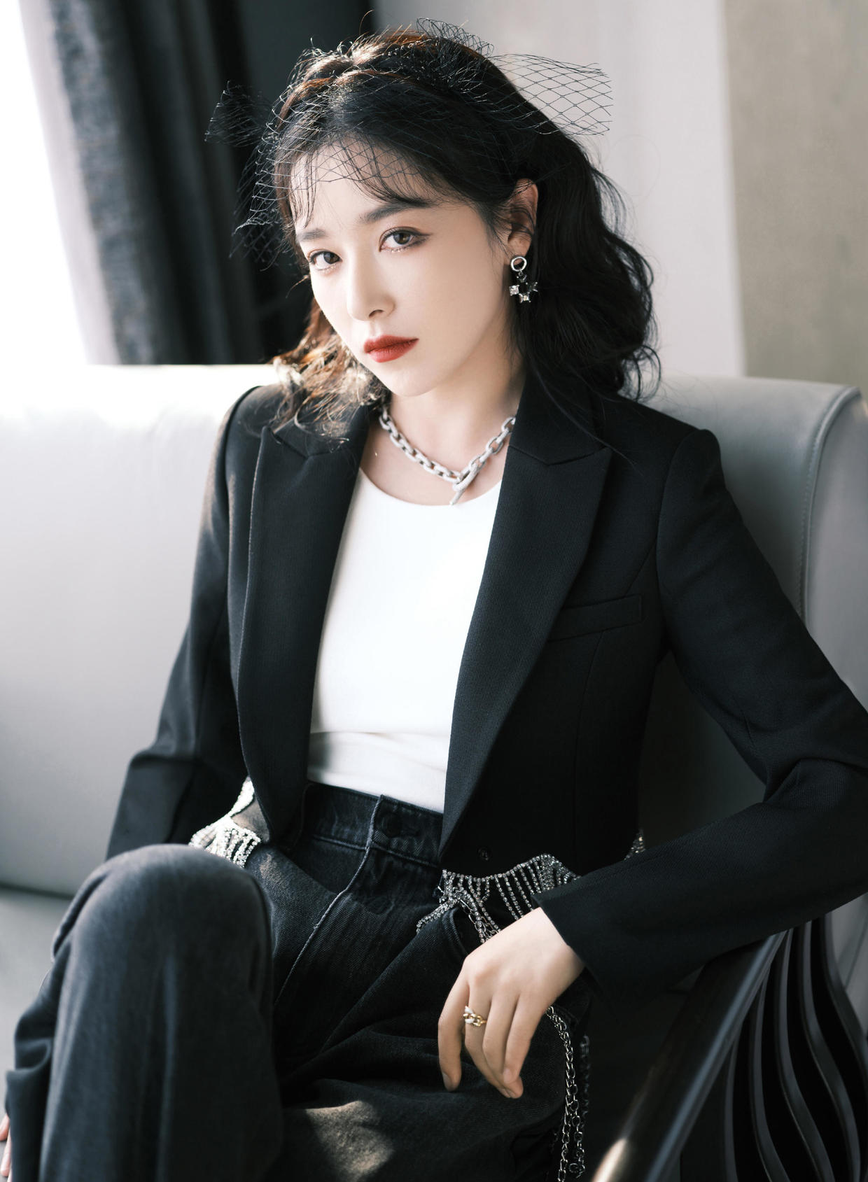 阚清子衣品绝了！穿黑西装配工装裤又飒又美，这时尚感拿捏真到位