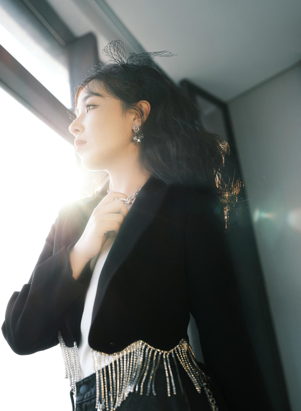 阚清子衣品绝了！穿黑西装配工装裤又飒又美，这时尚感拿捏真到位